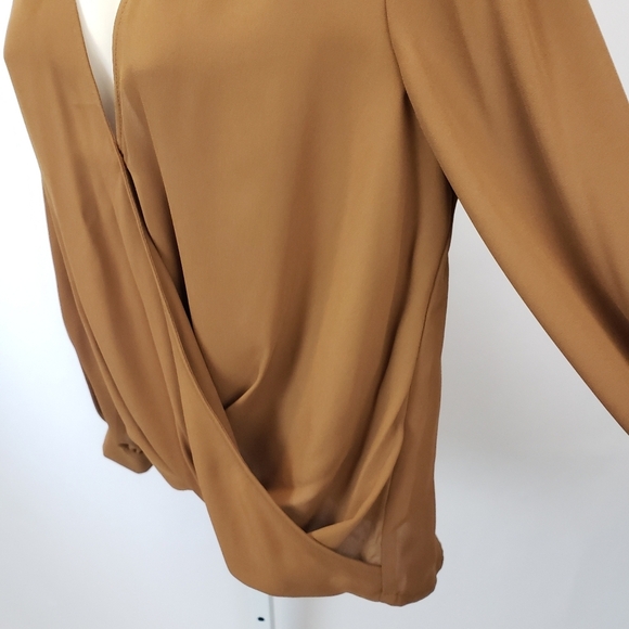 Lush blouse with plunge neckline and cutout in back Size Small - Picture 4 of 9